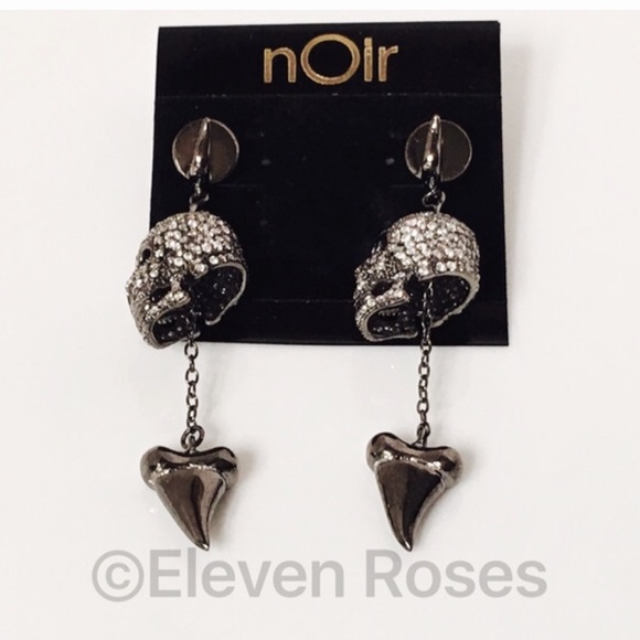 nOir Pirates Of The Caribbean Skull Drop Earrings - Picture 2 of 5